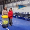 El Ayuntamiento recibe pelotas donadas por la Sociedad Tenis Club de Castro para las sillas de la Biblioteca