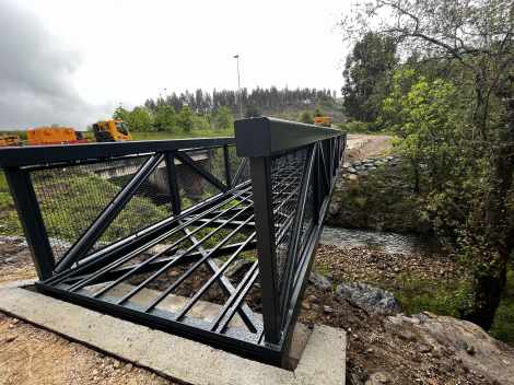 Instalada con éxito la pasarela del carril bici hacia Sámano